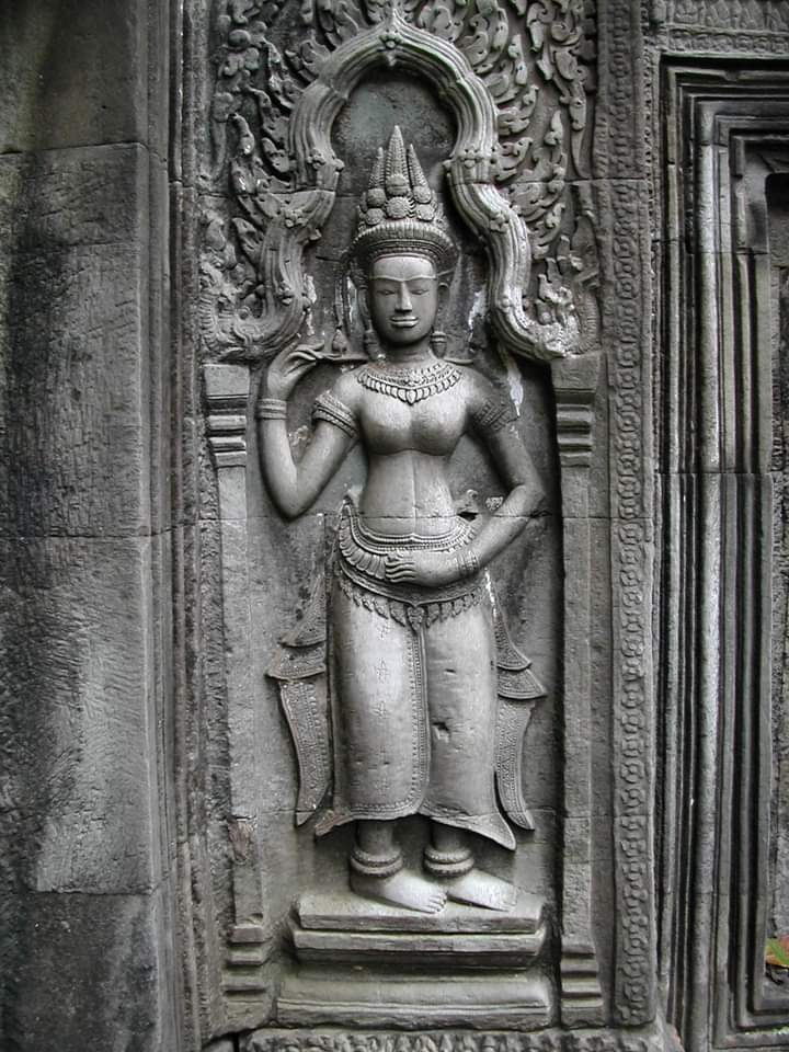 ViettinT's tweet photo. #TaProhm - The temple overgrown by huge ficus tree roots, where scenes from the film "#LaraCroft - #TombRaider" with #AngelinaJolie were filmed. https://t.co/AoQY099BQy