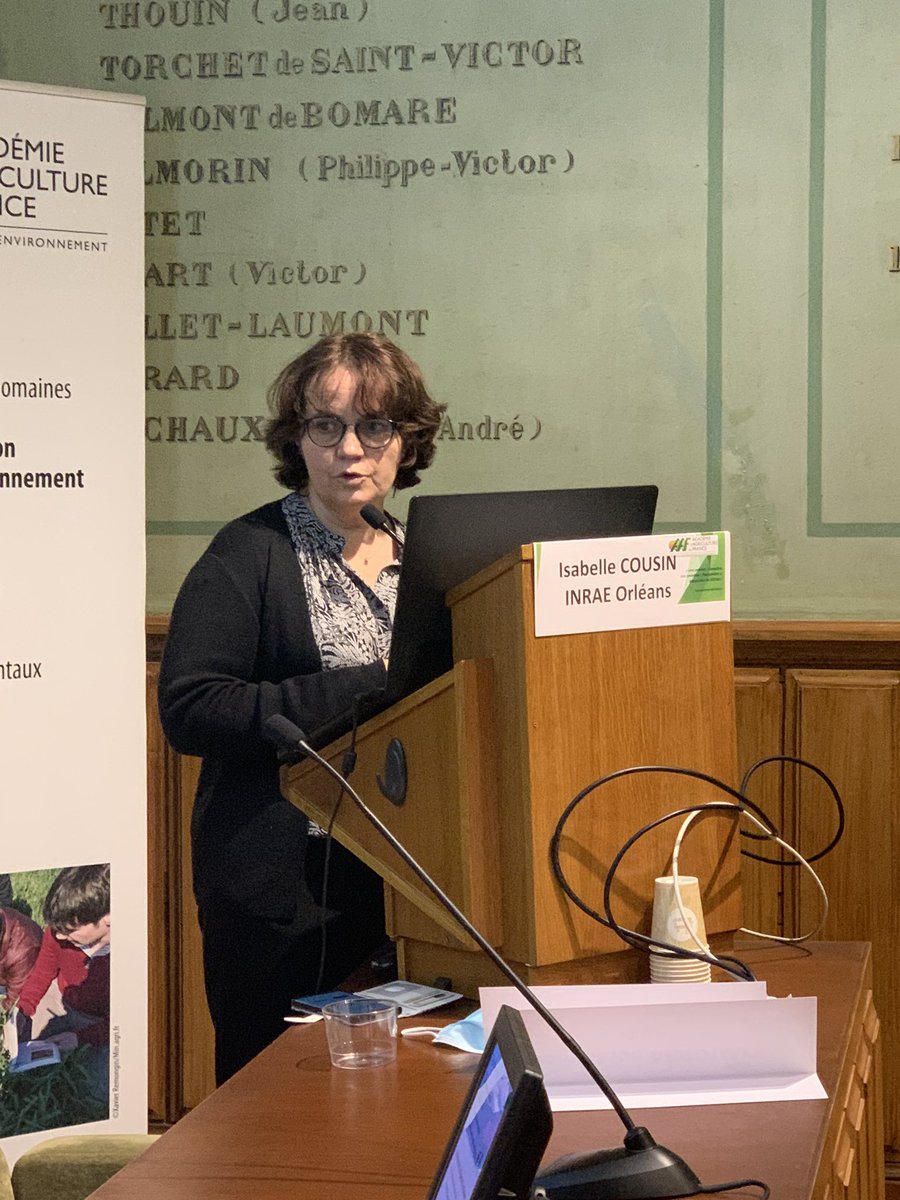 AcademieAgri's tweet photo. Isabelle Cousin @INRAE_France @InfosolOrleans nous explique clairement ce qu’est le #réservoir en #eau #utilisable des #sols lors de notre #seancehebdo de ce jour sur #eau #sol et #agriculture en live sur notre chaîne @YouTube https://t.co/4Yd62vrm5U
