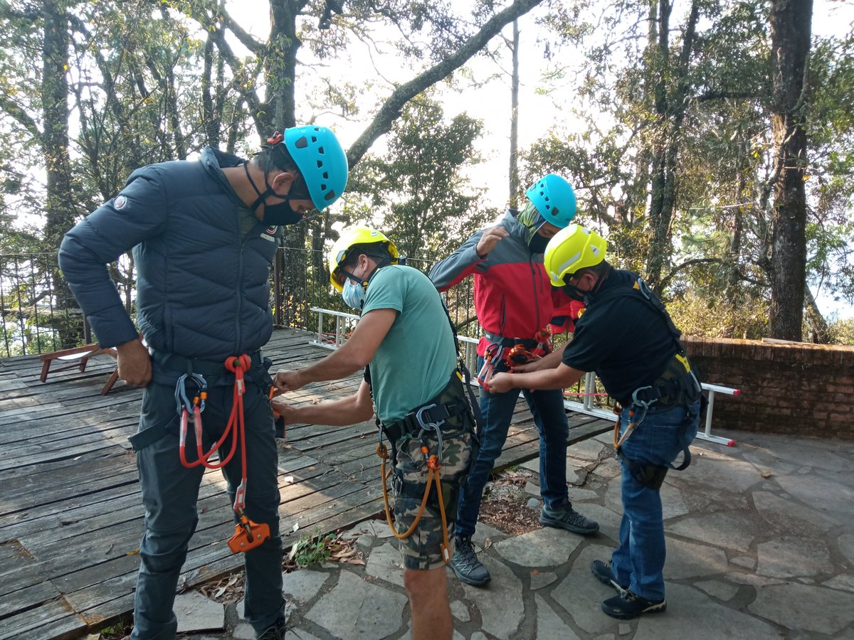 Ecoaventurate's tweet photo. Día 1 curso #AdventureParks conocimiento del equipo, familiarización con retos altos (talleres) Sede: #canyoncampmx  #outdooreducation #outdoortraining #aprendizajebasadoenlaaventura #trainingcamp #highropes #treetopsadventurepark #zipline @climbexsv @DxAventura https://t.co/xKKSCh0HCI