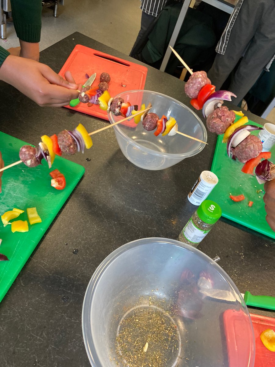 CmaFood's tweet photo. Our @CedarMountHigh Food Tech students have been making grilled kebabs. Meat, peppers, onions - they've got it! 🍖🧅We'll have to show you the end result but for now, here's the kebabs just before they were grilled in the oven. @Michelle_OD4. #BFETTrust https://t.co/6VXenVIBvM