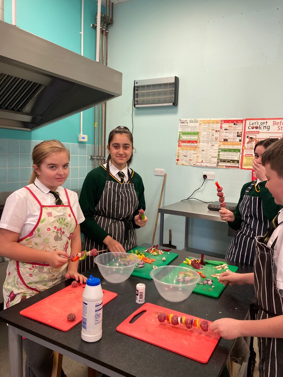 CmaFood's tweet photo. Our @CedarMountHigh Food Tech students have been making grilled kebabs. Meat, peppers, onions - they've got it! 🍖🧅We'll have to show you the end result but for now, here's the kebabs just before they were grilled in the oven. @Michelle_OD4. #BFETTrust https://t.co/6VXenVIBvM