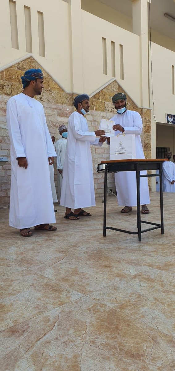 في مبادرة الموظف المثالي لشهر نوفمبر كرمت إدارة المدرسة عددا من المعلمين المتميزين راجين الله لهم مزيدا من العطاء والتميز.