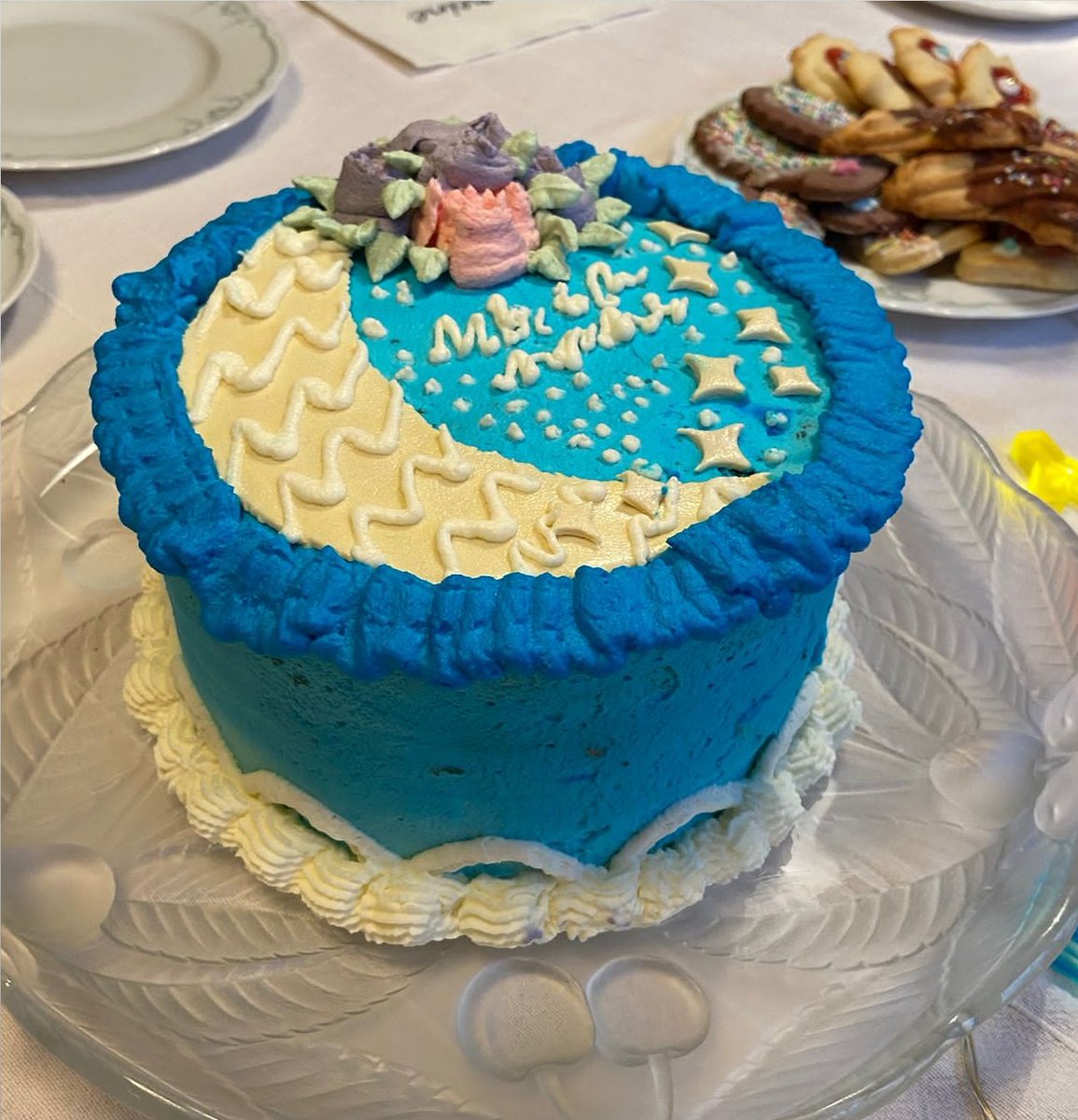 Smettbo85's tweet photo. Wenn der kleine Brudi sich eine Torte wünscht, dann macht die Schwester natürlich gerne eine 😍♥️
#cakefortraveler #genshinimpact #selfmade #chocolatedream https://t.co/Ar8JDpo1Qk