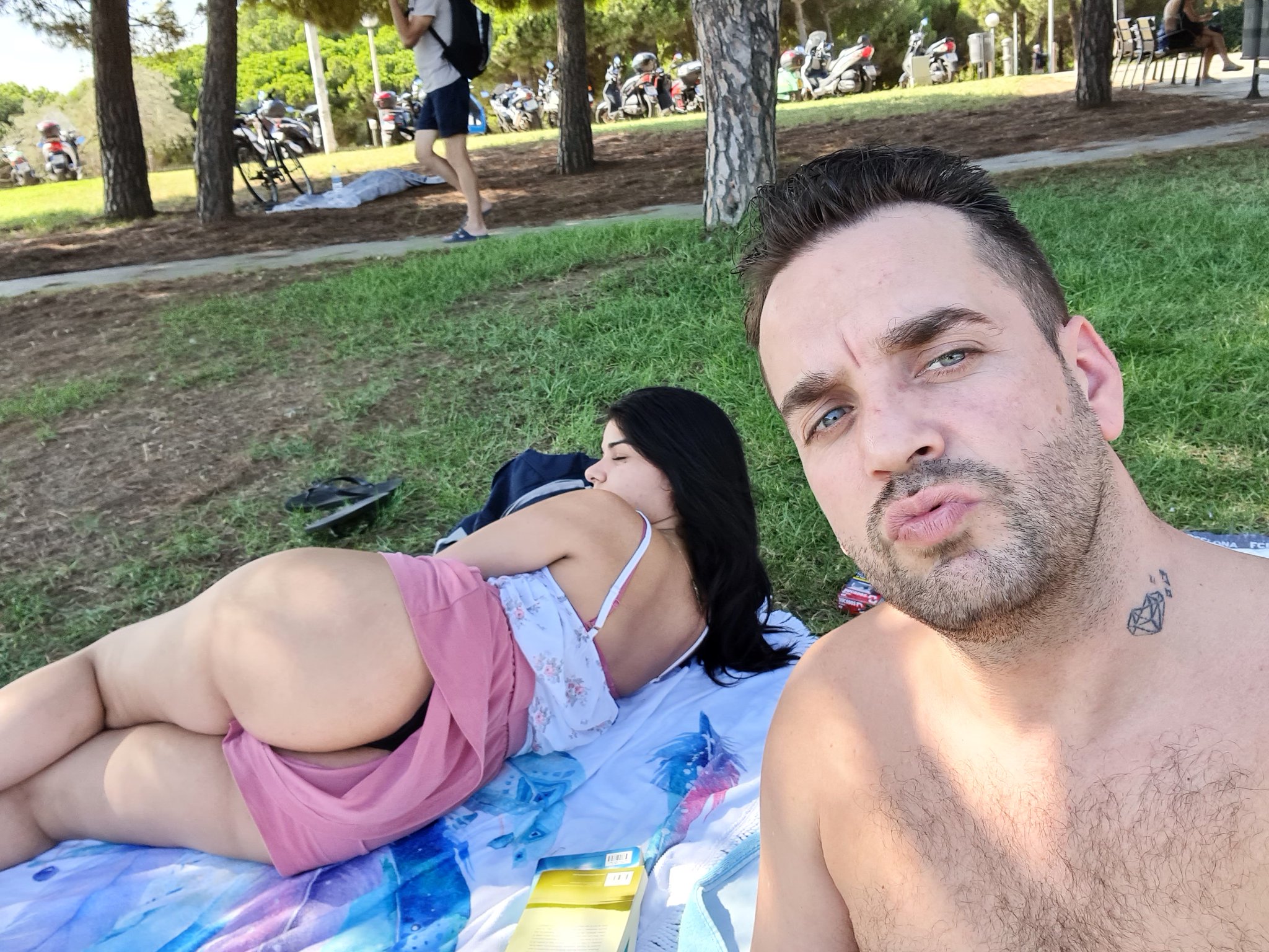 2 pic. Cómo va tu miercoles? How was your Wednesday? #couple #love https://t.co/QVHOLbrccL