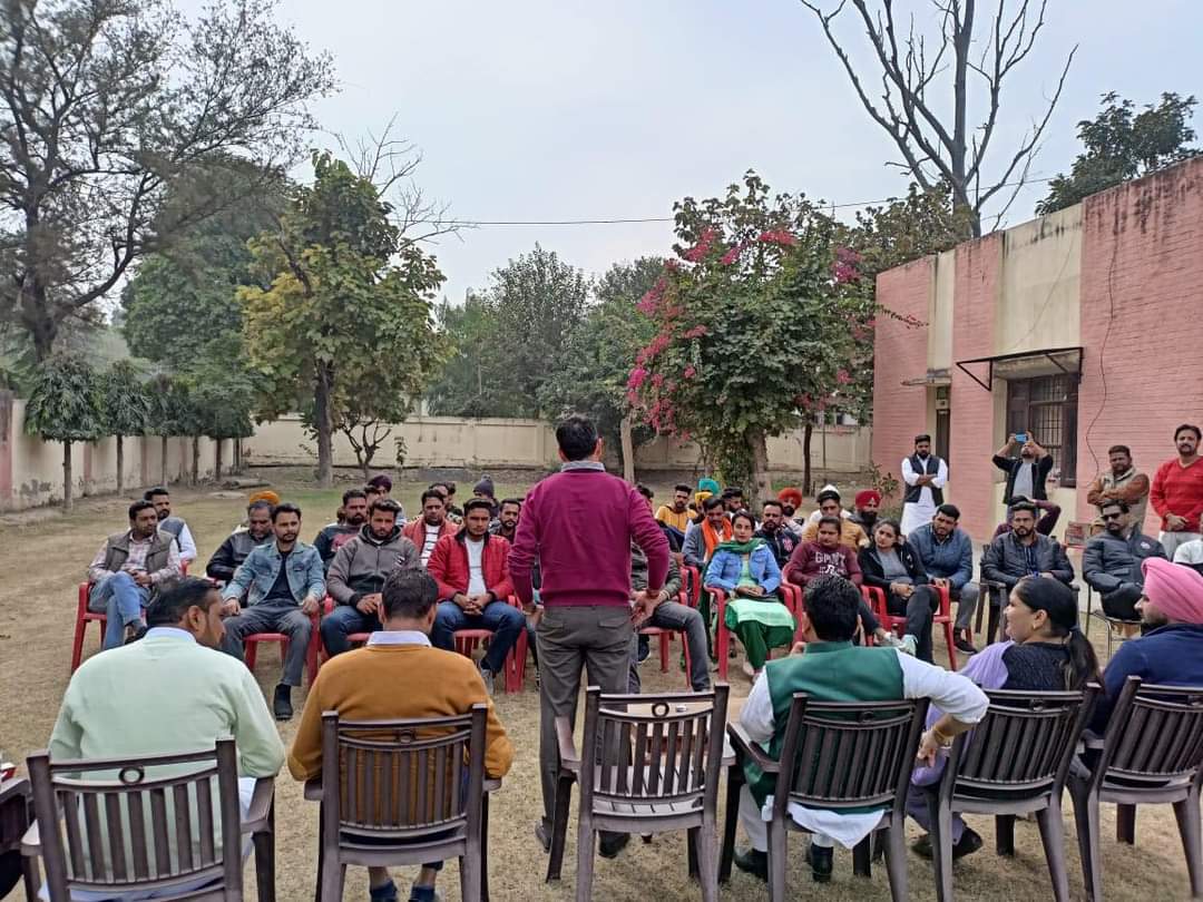 abhishaksomra's tweet photo. Today interaction with Panchayat level Congress workers , Youth clubs in #Bhadod assembly &amp; District social media team #Barnala 
Also meeting with Young minds of Punjab &amp; Asha workers in Barnala https://t.co/5gnSrewiJH
