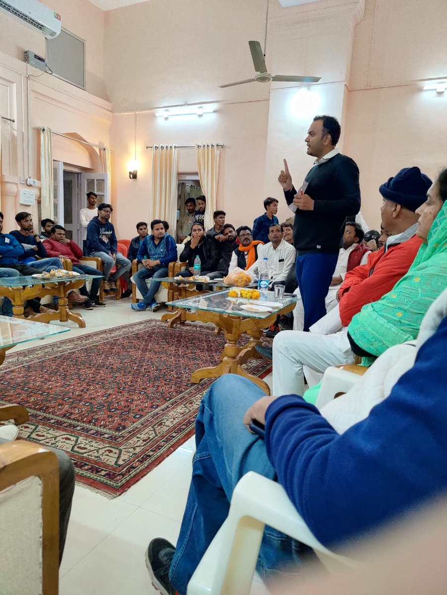 AnkitkumarDedha's tweet photo. आज सतना एवम पन्ना जिले में  “एक बूथ पांच यूथ” कार्यक्रम के अंतर्गत जिला कार्यकारिणी की महत्वपूर्ण बैठक ली ! @IYC @srinivasiyc @Allavaru @IYCMadhya https://t.co/9hu1757Hjv