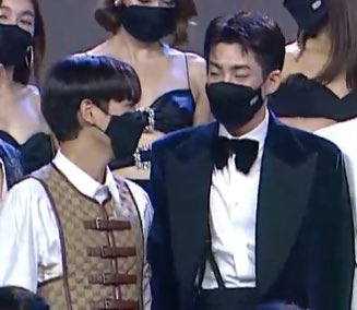 SuzyProxyAk7ha's tweet photo. OFFGUN STILL MANAGE TO STAND BESIDE EACH OTHER 🤩

#GMMTV2022 
#ออฟกีน https://t.co/jIiHleXpEv