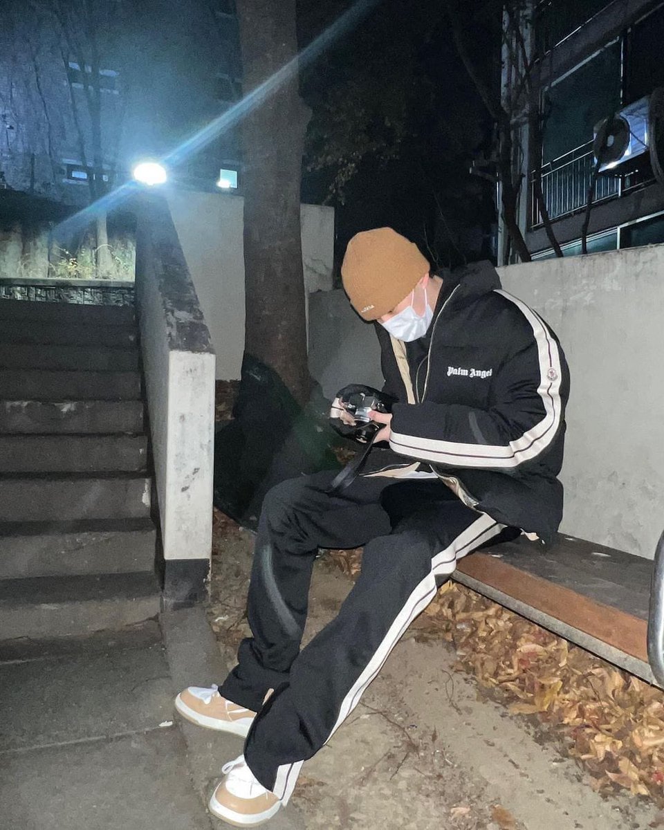 Woonmello's tweet photo. Hoshi adalah 10000% kriteria cowok idaman aku banget. Dari tinggi, putih , sipit , kelakuan yg introvert tapi gak terlalu introvert , pekerja keras , baik , rajin , lucu dan entah kenapa kalo liat dia bawaannya bikin bahagia dan semangat bgt. 🥺❤️ https://t.co/2svzT74VuG