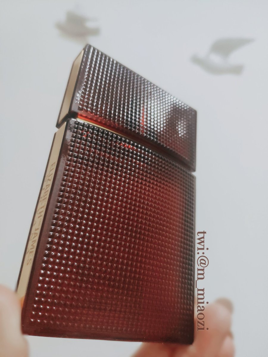 #香水
这是我目前最爱的玫瑰调香水。不是现在流行的鲜嫩多汁的小清新玫瑰，而是干燥的烟熏红玫瑰，一边怒放一边颓废，用力揉捏就会碎成粉末从指间洒落。带着似是而非的烟草味道，但是仔细一闻却是不可忽略的甜蜜气息。成熟不老成，妩媚不庸俗。
我很喜欢它，以至于私心不想太多人发现它的美好…… https://t.co/Gsg8X63gKB