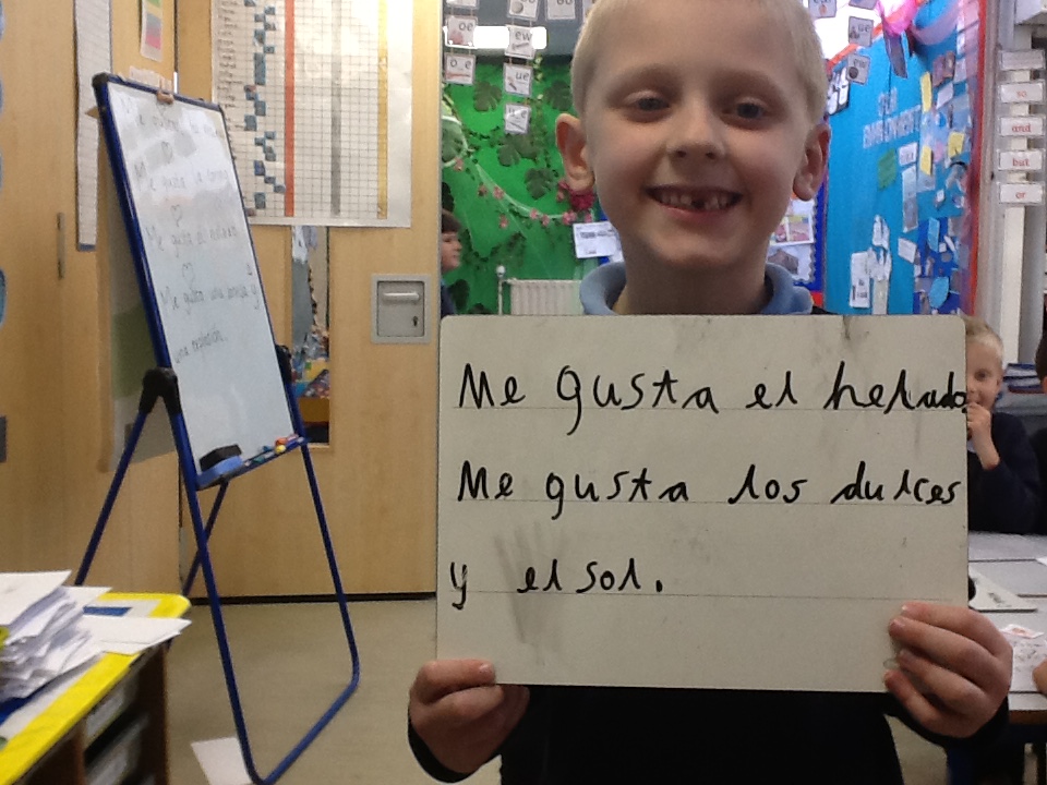 RiseParkSchool's tweet photo. 'Year 2 have been using sentence builders to write a Spanish sentence using 'I like ...'  as part of our Celebrations topic. Some of us used pictures to help or a conjunction to challenge us! HUEPA (WOOHOO in Spanish!)' https://t.co/zkHjZkthVb