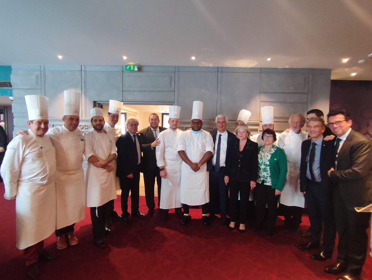 Déjeuner-débat pour promouvoir les produits français en restauration au restaurant Le #Joy de @HotelFouquets. Bravo à nos orateurs @ChLambert_FNSEA @slayani @PascalPELTIER1 Didier Chenet @GNI_CHR @l_saintpaul @catherine_dumas @ggomez_chef @PierreGagnaire @jean_ardouin @ComPublics