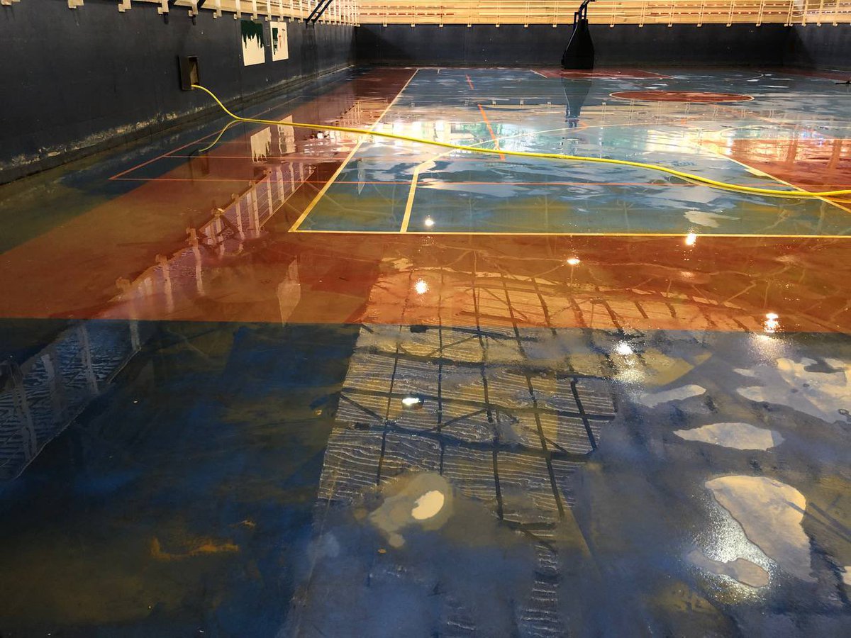 CBPadura's tweet photo. Continúan los trabajos de recuperación de la cancha de Basket, por lo que aún no es posible arrancar los entrenamientos en ella.
Los equipos que utilizan el patio de la escuela recuperan la actividad. https://t.co/UOflwOnyhX