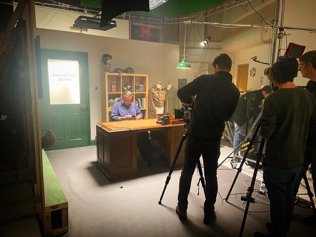 BrightButtonPro's tweet image. Filming underway as @James1940 settles into the new set! #HHWW2