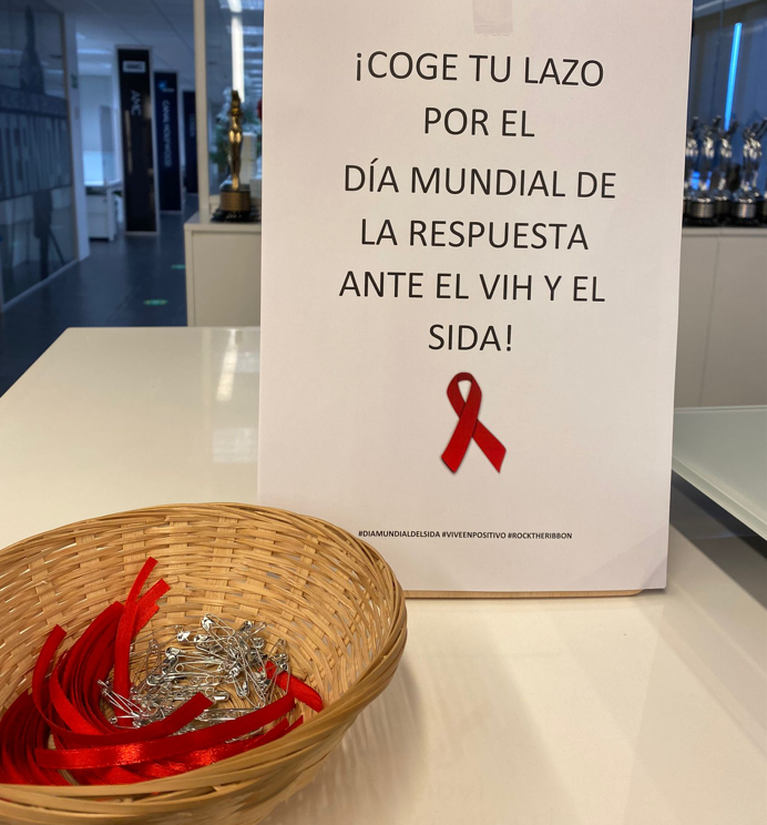 AMCGlobalMediaI's tweet photo. Hoy, #DíaMundialDelSida, nuestro grupo LGTBIQA+ ofrece lazos en nuestras oficinas para concienciar sobre la necesidad de seguir luchando contra el estigma y recordar a aquellas personas que han fallecido por enfermedades relacionadas con el sida #RockTheRibbon #ViveEnPositivo https://t.co/v2gZUYKGZd