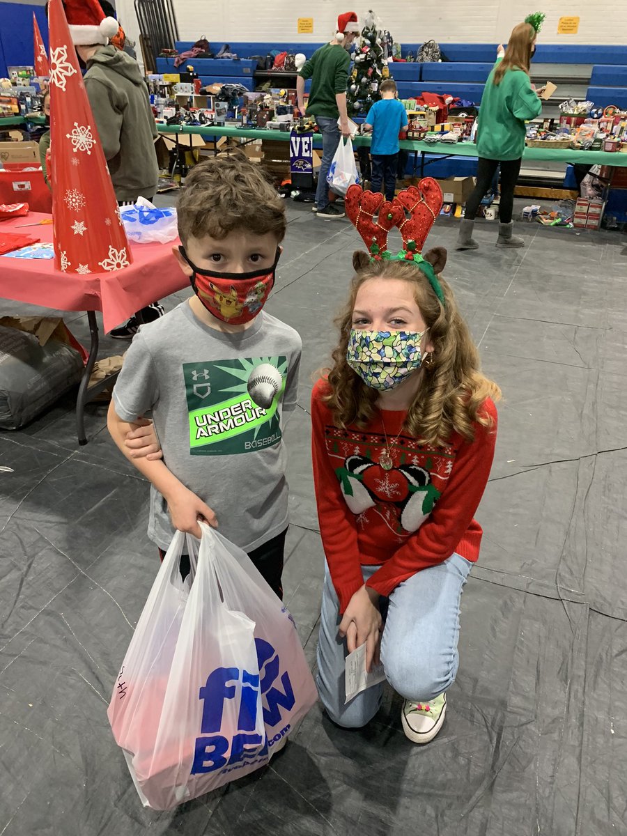 MrGCCPrincipal's tweet image. I love seeing our high school students giving back to our school community! #FalconPride #CCStrong