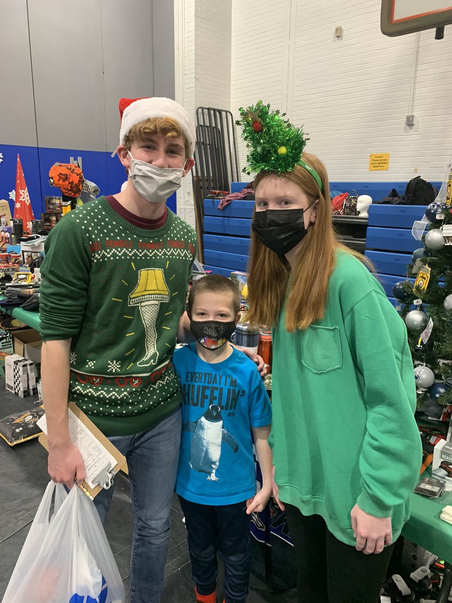 MrGCCPrincipal's tweet image. I love seeing our high school students giving back to our school community! #FalconPride #CCStrong