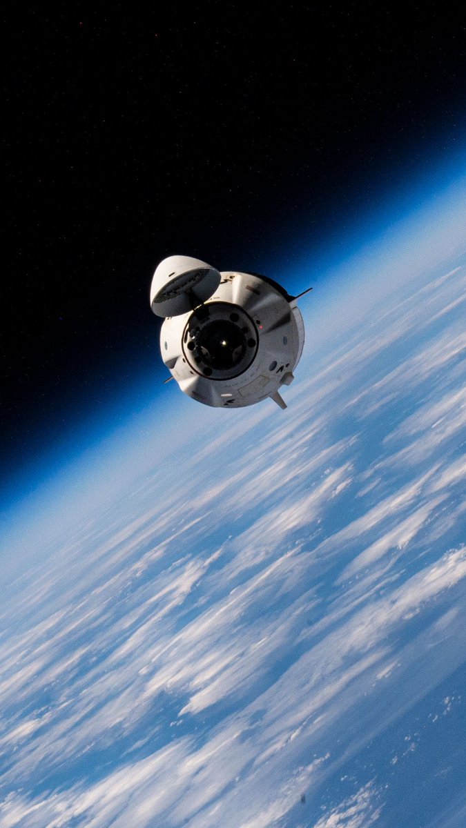 SpaceExplorerW's tweet photo. Aujourd’hui je lance le #SpaceAdventCalendar ! 🎄✨

Tous les jours jusqu’au 24 décembre je publierai une photo spatiale en version originale et en format fond d’écran de téléphone ☺️✨🚀

#Jour1 Retour de la capsule Endeavor (Crew 2) vers la Terre ! 🌍 https://t.co/tRiLTD0oFw