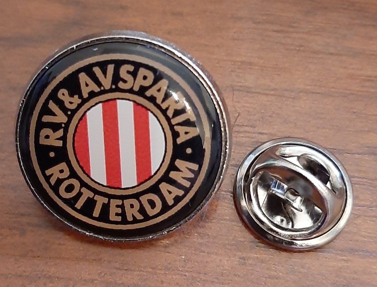 Wij presenteren u op veler verzoek de originele R.V.&amp;A.V. Sparta Buttonspeld. Een bijzonder modieus en eigentijds versiersel voor op uw kledij. Met deze speld voorzien van het enige echte Sparta logo sparta-rvav.nl/524/december-a…