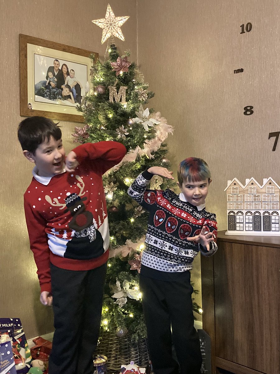 Xmas jumper start of the xmas count down …… <a href="/chrisdysonHT/">Chris Dyson FCCT</a> <a href="/ParklandsLeeds/">Parklands Primary</a> <a href="/Miss_Rooprai_/">Gurpreet K Rooprai</a> <a href="/sjnparklands/">Sarah J-N</a>