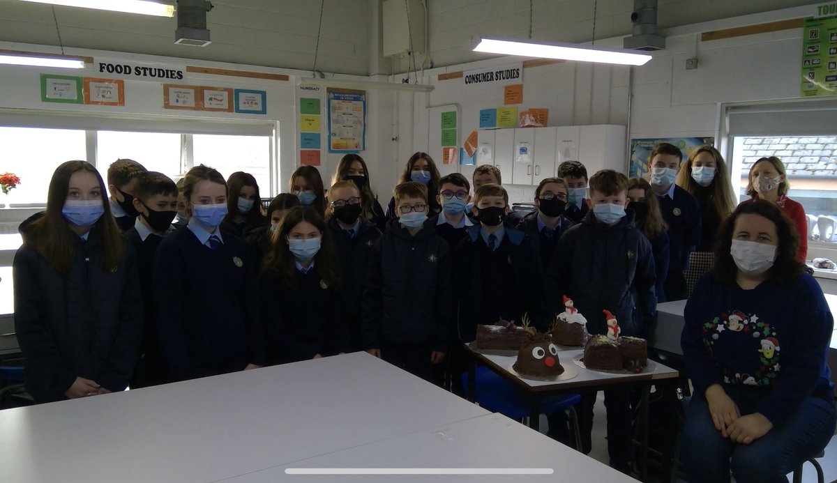 InverCollege's tweet photo. 1st year Home Economics students
were visited by 'Celebrity Chef', local baker, Yvonne
McConnon. This is a JCSP initiative to
support active experiential learning. Yvonne demonstrated festive cake decorating techniques and
spoke about her work and expertise. Thanks so much Yvonne https://t.co/jYPXTuWTq7