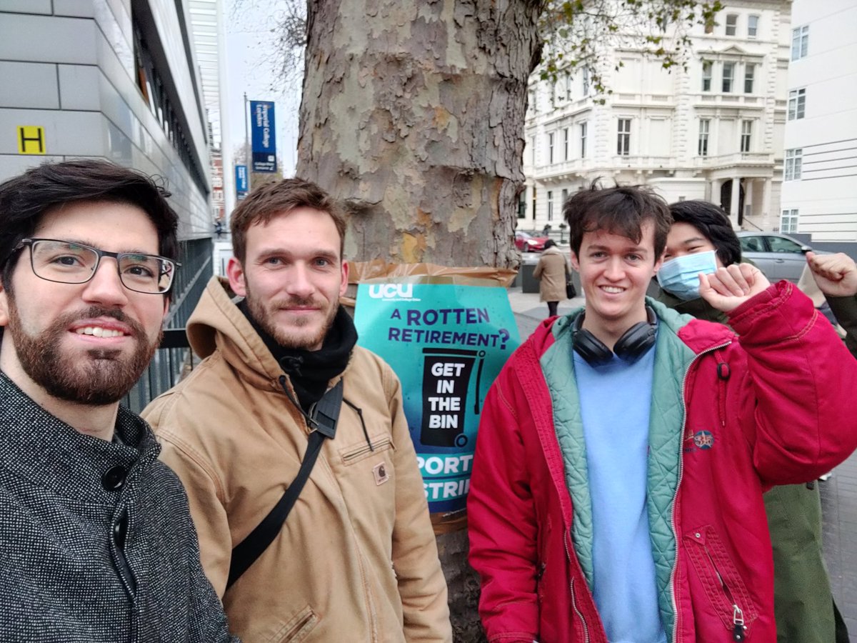 ic_communists's tweet image. Comrades we're at the picket line this morning. Victory to the united workers and students! ✊