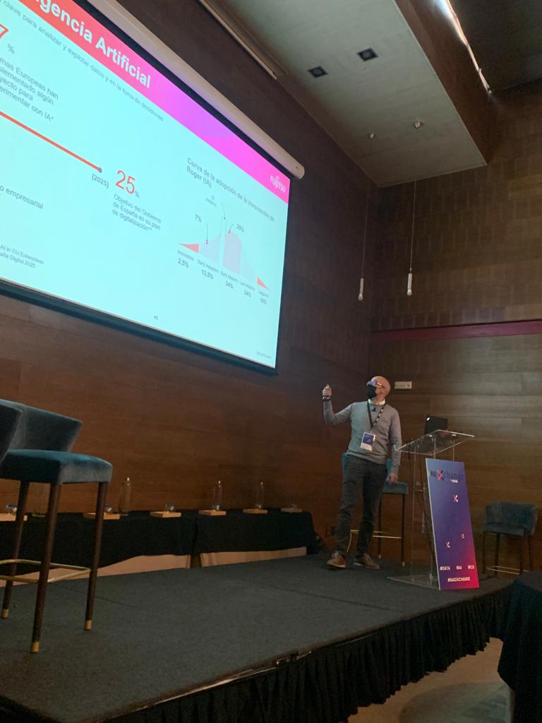 madison_mk's tweet photo. Óscar Jarabo Manager at CoE Data Intelligence en @Fujitsu_ES nos cuenta los retos de productivizar la #IA en #MadXchangeData
Muy interesante la curva de la adopción de la #innovación https://t.co/gvAZfeeHou