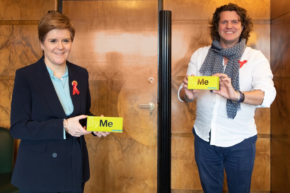 On #WorldAIDSDay FM @NicolaSturgeon joined @HIVScotland to promote free self-testing, which is now available to anyone living in Scotland thanks to @scotgov funding. Tests can be ordered online and provide results within 15 minutes. More info ▶️ hivtest.scot