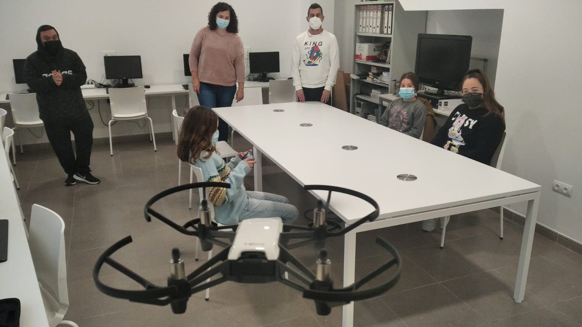 👨‍🦱👩‍🦰👦Magnífica actividad colaborativa de <a href="/RedGuadalinfo/">Vuela Guadalinfo</a> en el Taller 'A vista de dron' que han realizado en Los Molares 🏘 la dinamizadora <a href="/CGLosMolares/">CG Los Molares</a> junto a <a href="/CGElCoronil/">Centro Guadalinfo El Coronil</a> y <a href="/CGPalmardeTroya/">guadalinfo.elpalmar</a> 👌🛩