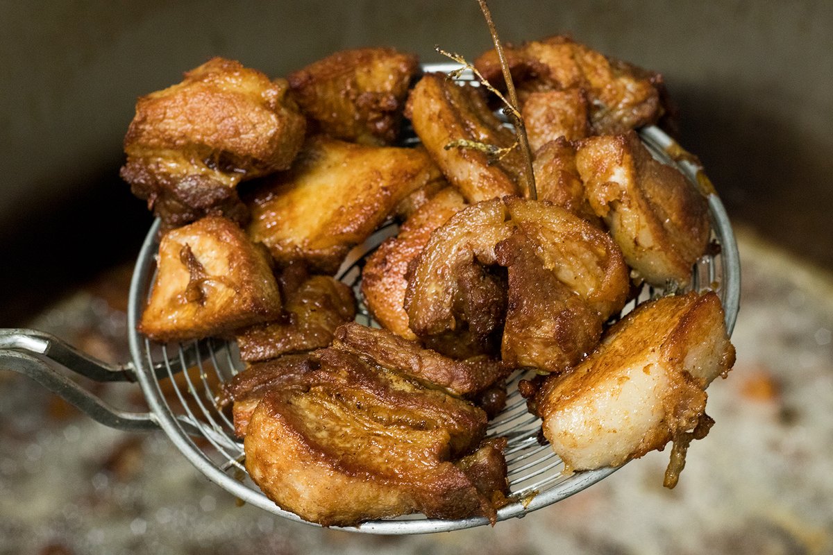 CarnicasAlcazar's tweet photo. ¿Hay algo mejor que unos chicharrones recién hechos? Si pudieras olerlos... 😍
·
#carnicaselalcazar #retinto #dehesaelmadero #carnesibericas #carnederetinto #jamones #embutidos #ibericos #origenalcazar https://t.co/fhaz2dNivy