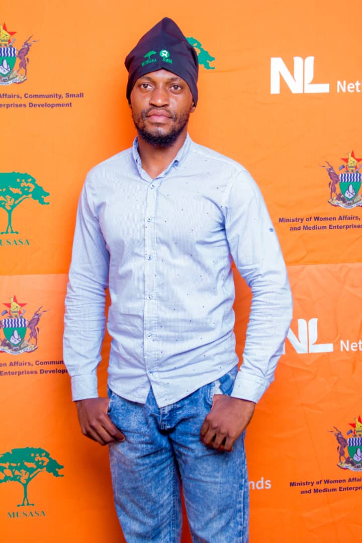 #Dhuku4mama #Qhiye4umama #dambakuremberasandikuibva #NoToChildMarriage #16DaysOfActivism 

Verbal abuse is Gender Based Violence. 

I wear my dhuku in solidarity with women and girls. Lets all fight GBV
