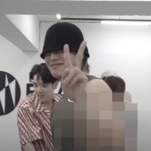 patdemesa's tweet photo. 설마... 🥺 Donghun was able to wear the crochet bucket hat I made and sent to him!!! 😭💙🍀 

@official_ACE7 #DONGHUN #동훈 #ACE_Changer #에이스 #ACE https://t.co/2twRbr2jKs