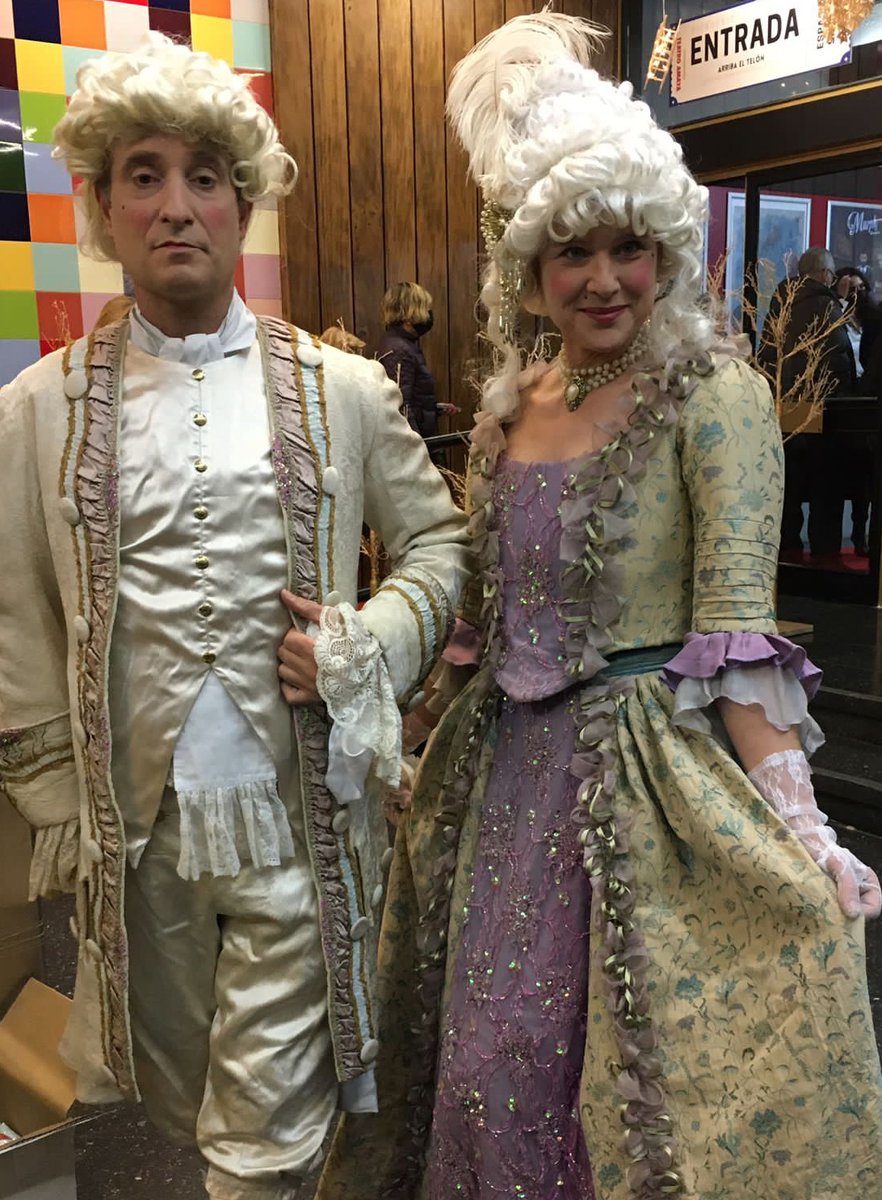 Veronikitis's tweet photo. Ayer tocó divertirse al estilo María Antonieta junto a mi querido amigo Gabriel Tortarolo.
Siempre me ha gustado vestirme de época... 😜
#actriz #época #mariaantonieta #actreeslife #actrees #evento #veronicabagdasarian https://t.co/hSy4dqOEA4