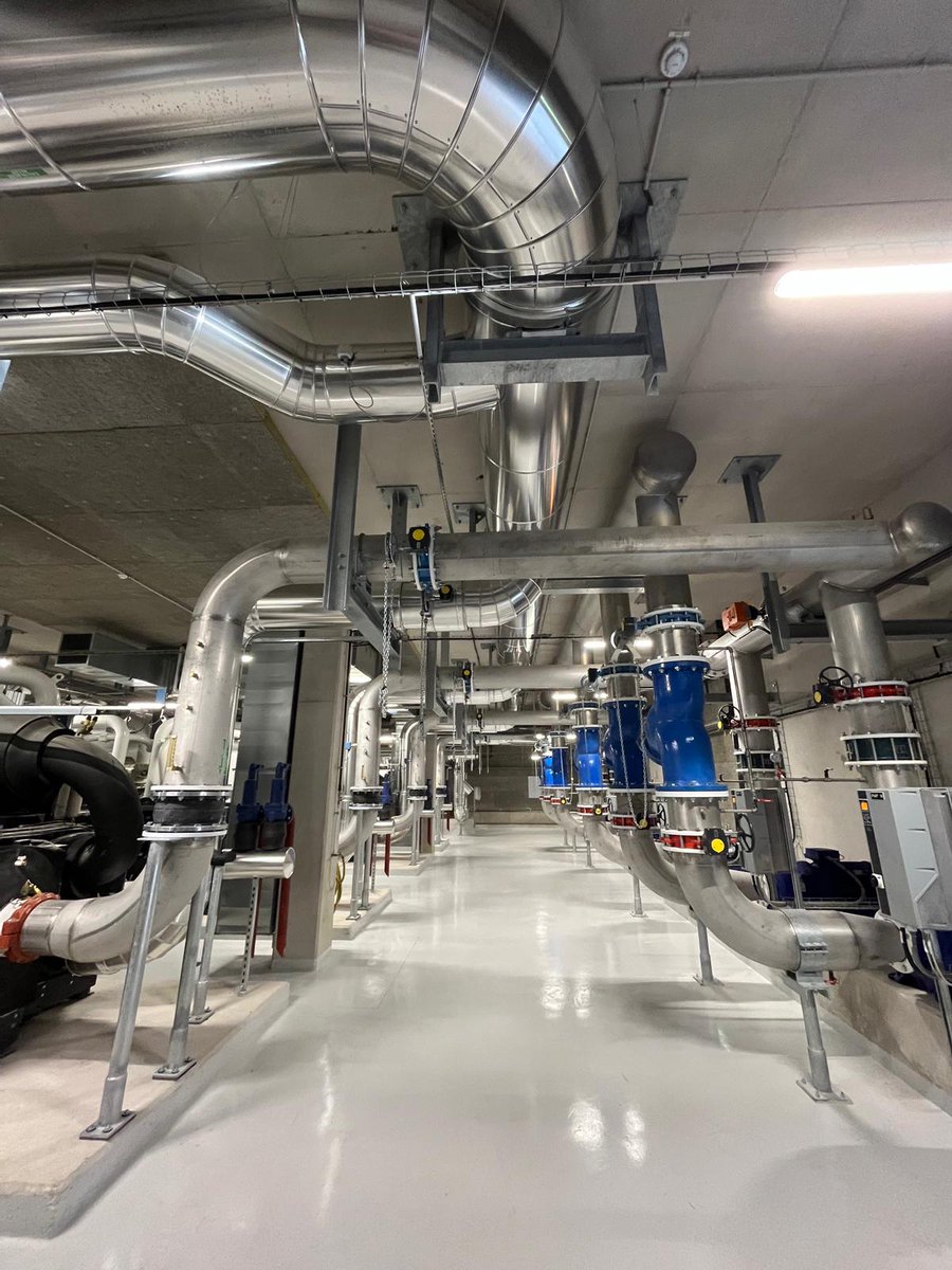 ENGIEsolutions's tweet photo. La centrale alimente en chaud et froid tous les aérogares @aeroportmp jusqu'au Fret.
Cette innovation permet de:
✅Une économie de 35% de gaz naturel
✅Une économie de 40% de consommation électrique
✅Une consommation d'eau réduite à 40%
#neutralitecarbone #transitionenergetique https://t.co/4RSHStN6M5