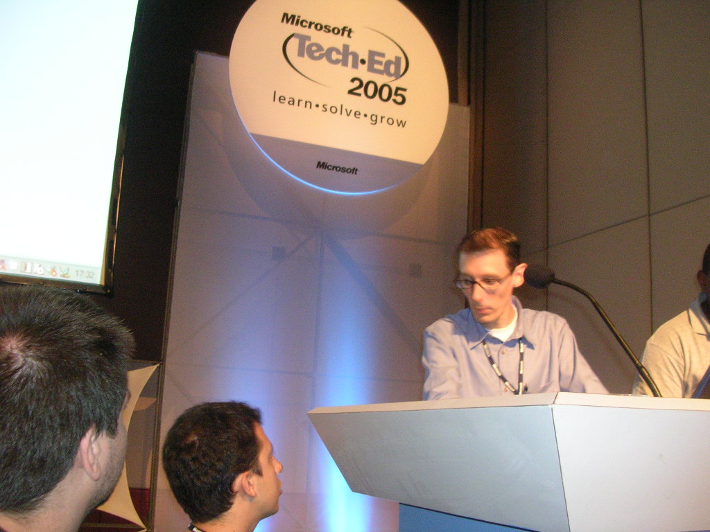 Há 16 anos atrás eu realizava minha 8° palestra em evento internacional da Microsoft aqui no Brasil. O tão disputado "TechEd" _Learn * Solve * Grow_