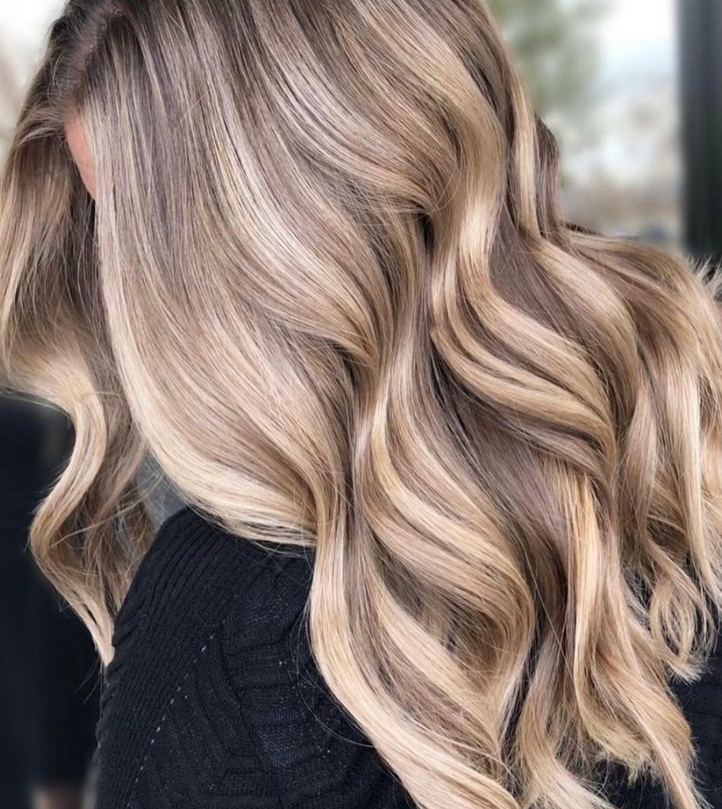 La belleza del cabello radica en un buen styling, color y los productos perfectos para que brille con salud.
Es importante ponerse en manos de un profesional que evalúe la estructura del cabello y escoja la mejor opción
Desde nuestro Dreams Lab aportamos los productos necesarios