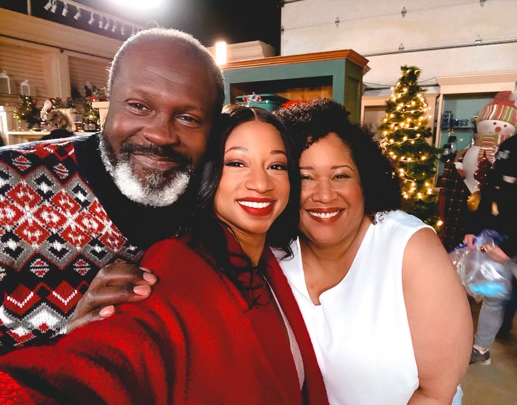 kimroberts1's tweet photo. Only 2 more days!!  A Christmas Dance Reunion airs Dec 3 on ⁦@lifetimetv⁩ and in Canada, Dec 10 on ⁦@SCHeartHome⁩ #moniquecoleman #corbinbleu #sashaclemments #roylewis #kimroberts #christmasmovies #christmasromance #itsawonderfullifetime https://t.co/KUFdkJtVmH