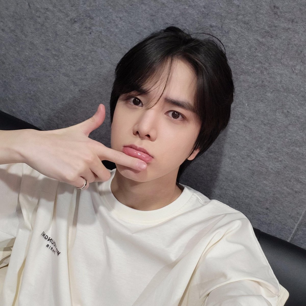 saranghaedks's tweet photo. 211130 THE BOYZ #Younghoon recommended #KYUNGSOO's That's Okay yesterday. He had also recommended 'Rose' and said he loved D.O. sunbaenim's voice since he was a trainee https://t.co/C5fXH7EqlZ