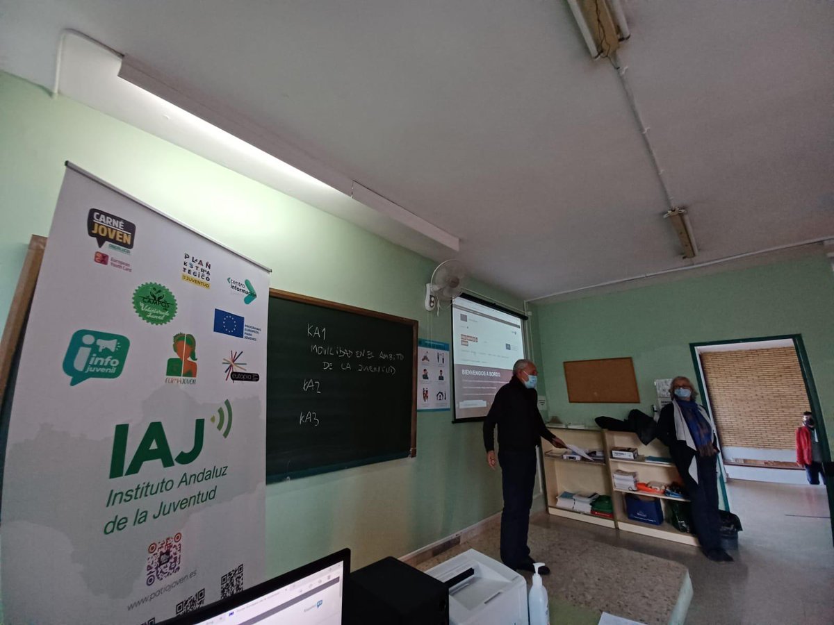 IAJuventud's tweet photo. #EstaSemana Hemos tenido sesiones informativas sobre los programas #europeos "Erasmus +" y "Cuerpo europeo de solidaridad" en el centro FPS de animación sociocultural y turística #IESPinoMontano
Charla impartida por #IAJSevilla y Neus Vals, responsable CES #Sevilla https://t.co/zFDwrrrbfV