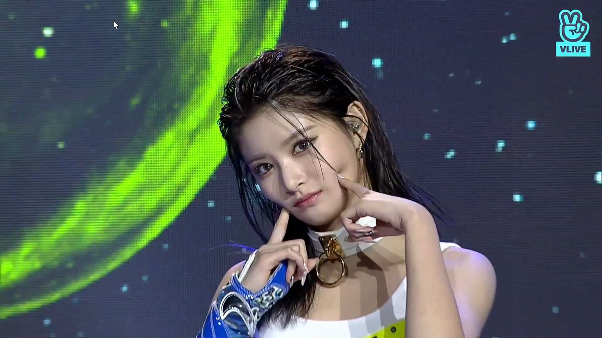 ท่าโพสน่ารักน้องอี้ ><🤍❤️ #YIREN #EVERGLOW  #PIRATE #RETURN_OF_THE_GIRL