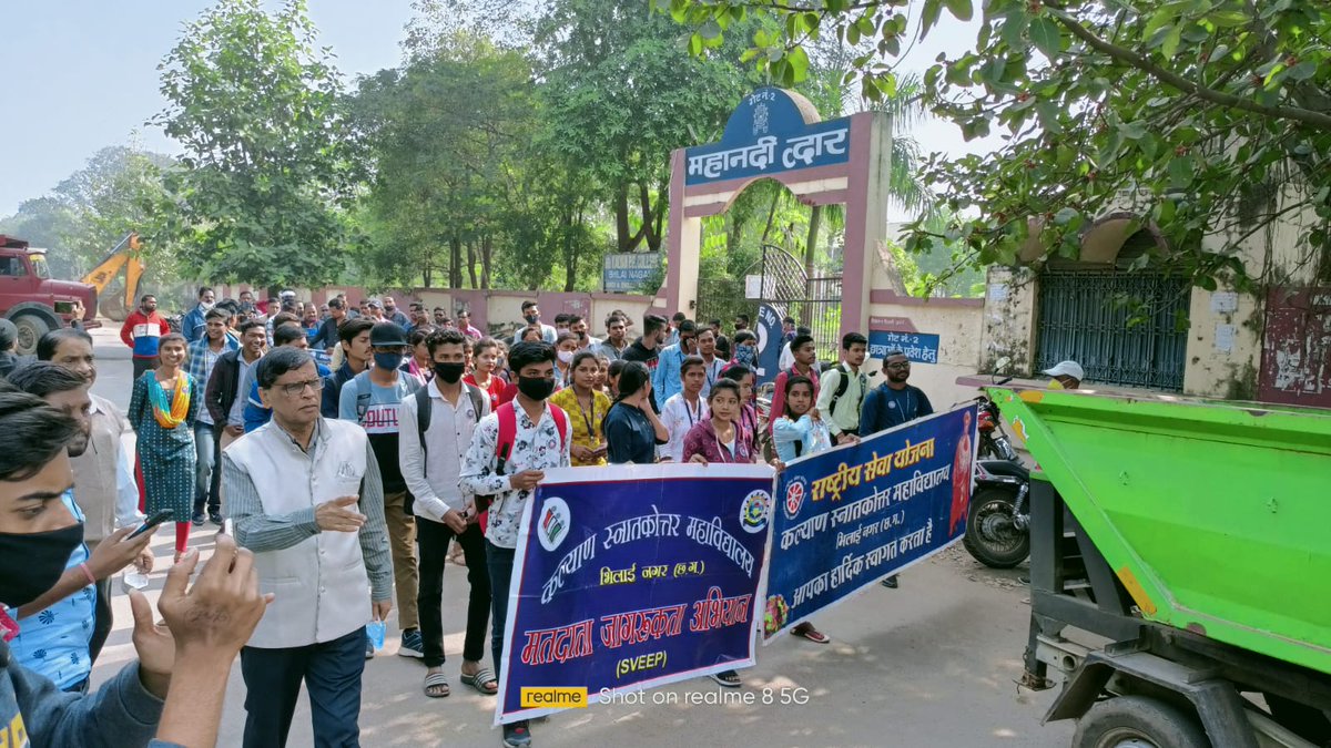 nsshcyuCG's tweet photo. एनएसएस इकाई द्वारा विश्व एड्स दिवस का आयोजन किया गया ।जिसमें छात्र-छात्राओं के द्वारा नगर पंचायत के वार्ड में रैली निकालकर लोगों को जागरूक की गई। छात्र छात्राओं के द्वारा एचआईवी एड्स से बचने के उपाय नारे एवं स्लोगन के माध्यम से ग्रामीणों को जागरूक किए। https://t.co/q0NrT2wKvm