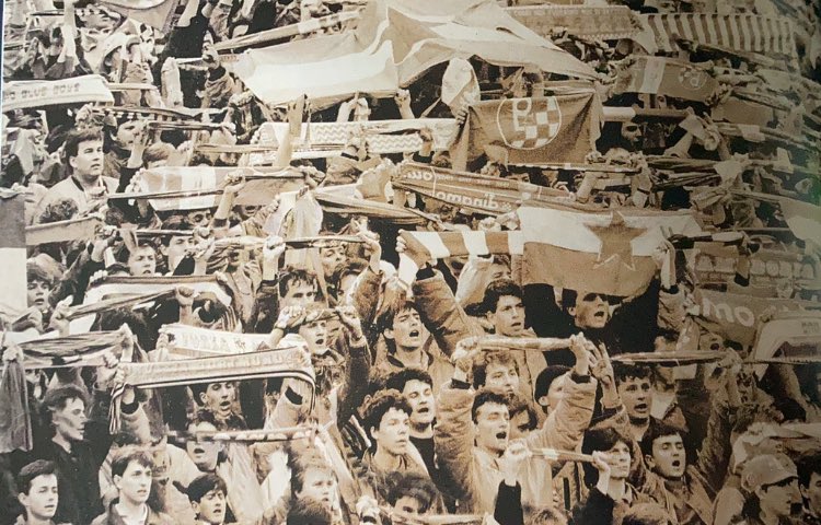 Me ha sorprendido esta foto. Son los Bad Blue Boys del Dinamo de Zagreb, un grupo conocido por su nacionalismo croata, mostrando una bandera de Yugoslavia en la grada. Supongo que la explicación la ofrece la época: eran –me dicen– los años 80. Es decir: los años del caos.