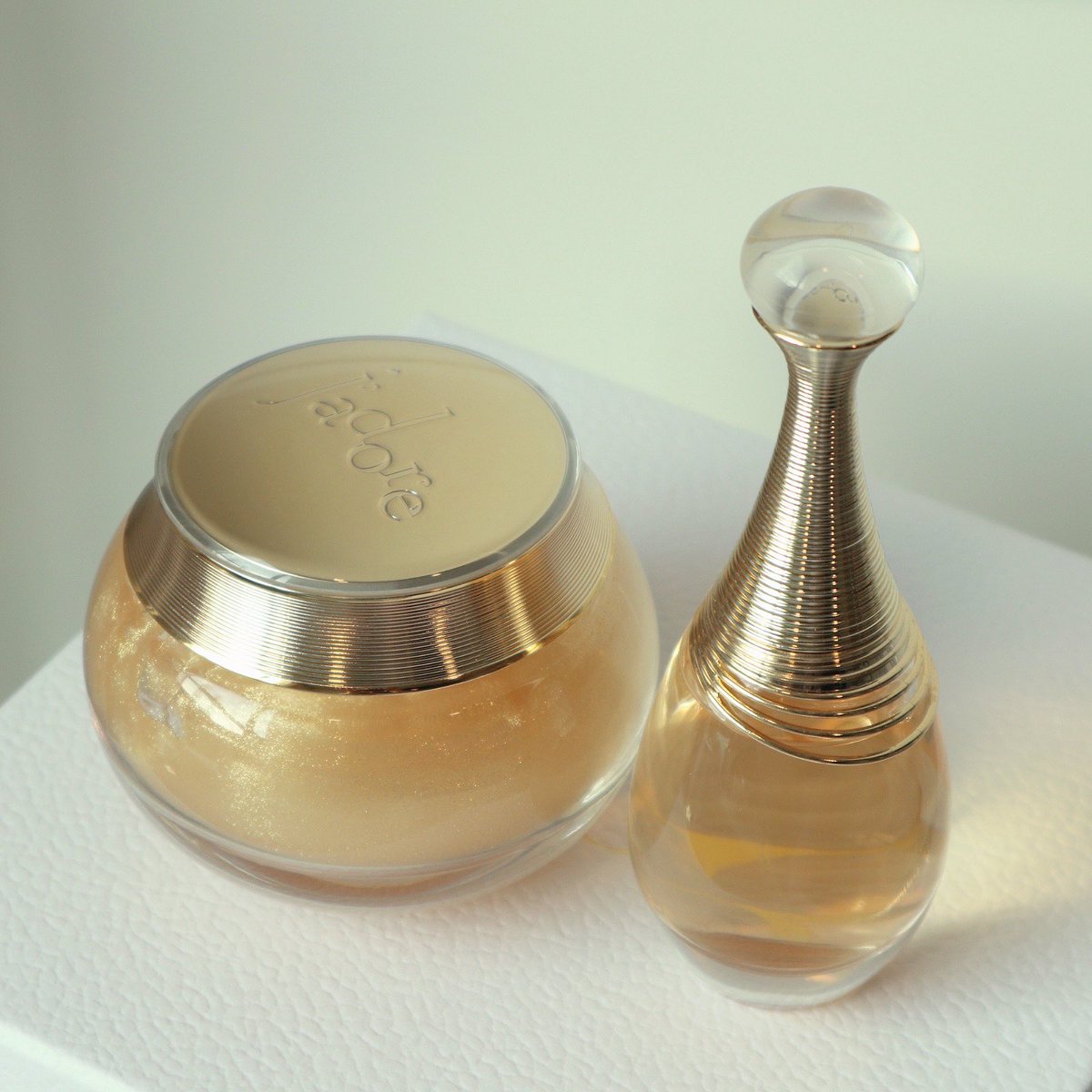 BySophiaSakuna's tweet photo. สาวๆสาวก Dior ถ้าใช้น้ำหอม Dior J’adore อยู่เเล้วเชียร์ให้ซื้อ J’adore Shimmering Body Gel มาใช้คู่กัน ตัววิ้งกลิ่นหอมฟุ้งมาก ซื้อครบ 1,200 รับชาร์มเสริมโชคไปอีก โคตรน่ารัก https://t.co/S8wMrduQHl