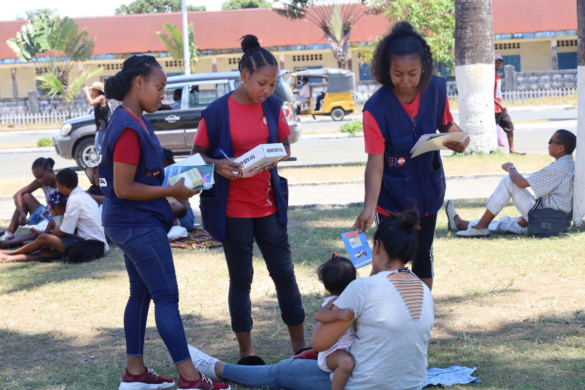 UNFPAMadagascar's tweet photo. World #AIDS day.
In #Toamasina, ♀️♂️ youth are mobilized for the SRH/FP awareness campaign.
In collaboration w/ #MinPop, #FISA, #MSM & #SALFA w/ funding from @JapanEmb_Madaga, free services are provided.
▶️ + 500 ppl. sensitized
▶️ + 50 ppl. served
▶️ + 3,000 condoms distributed https://t.co/qf17nQxYUn