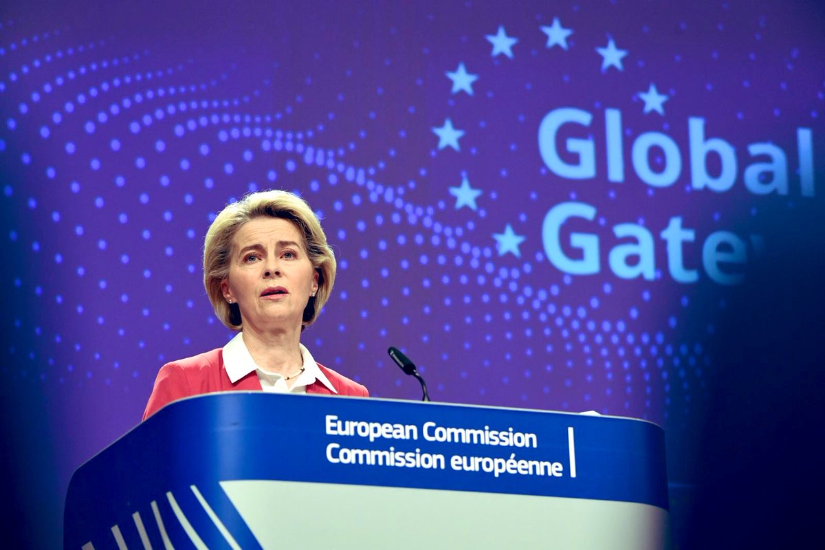 vonderleyen's tweet photo. #GlobalGateway will support the green and digital transitions globally, with up to €300 billion mobilised by 2027.
 
From renewable hydrogen to underwater data cables connecting continents.  
It will also focus on transport, healthcare and education. https://t.co/UGOOKNw7RD