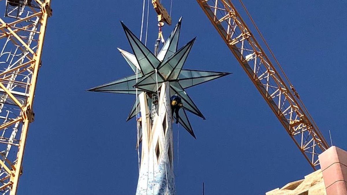 Aprovechando que ayer colocaron la estrella sobre la #SagradaFamilia y que hoy nos hemos enterado de la muerte de Oriol Bohigas, voy a sacar a colaboración un texto del año 1965 donde él, junto a otros arquitectos, decíalo siguiente sobre el templo.

📸<a href="/eldiarioes/">elDiario.es</a>

Mini hilo👇