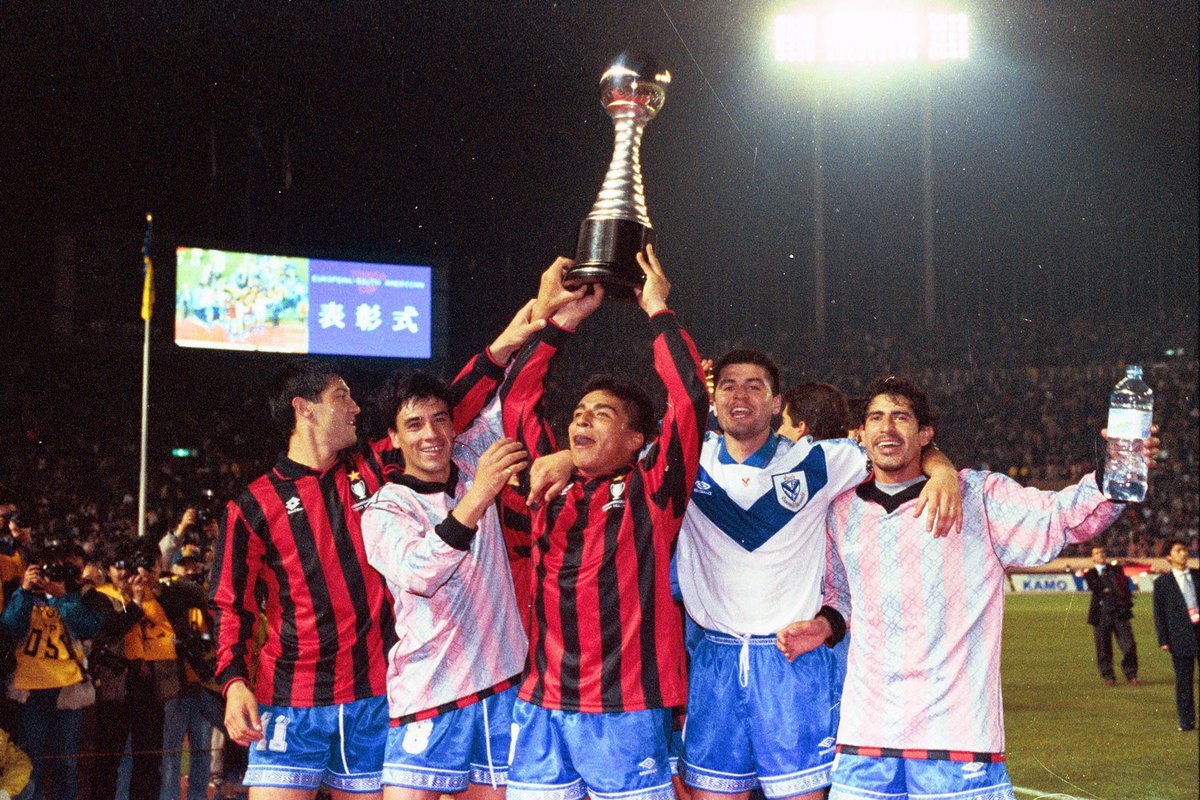 Velez's tweet photo. ⭐️🇯🇵🏆🌎 El 1ro de diciembre de 1994 #Vélez superó al Milan por 2 a 0 en Japón, y se proclamó Campeón Intercontinental.

👏🏻 El fútbol mundial posaba sus ojos en un grupo de jugadores de gran inteligencia y enorme carácter comandado por Carlos Bianchi.

👨🏻‍💻 https://t.co/a1kXLvP5MC https://t.co/jeIQ0djEww