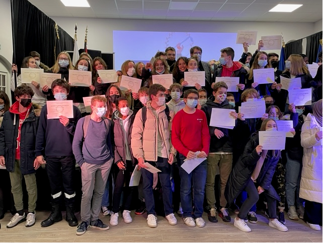 Jeudi dernier, une cinquantaine de nos anciens élèves des classes de 3e, ont été accueillis dans la salle polyvalente de la Mairie de Vernouillet pour  recevoir leur diplôme national du brevet lors d’une cérémonie républicaine qui officialise leur réussite de juin 2021.
