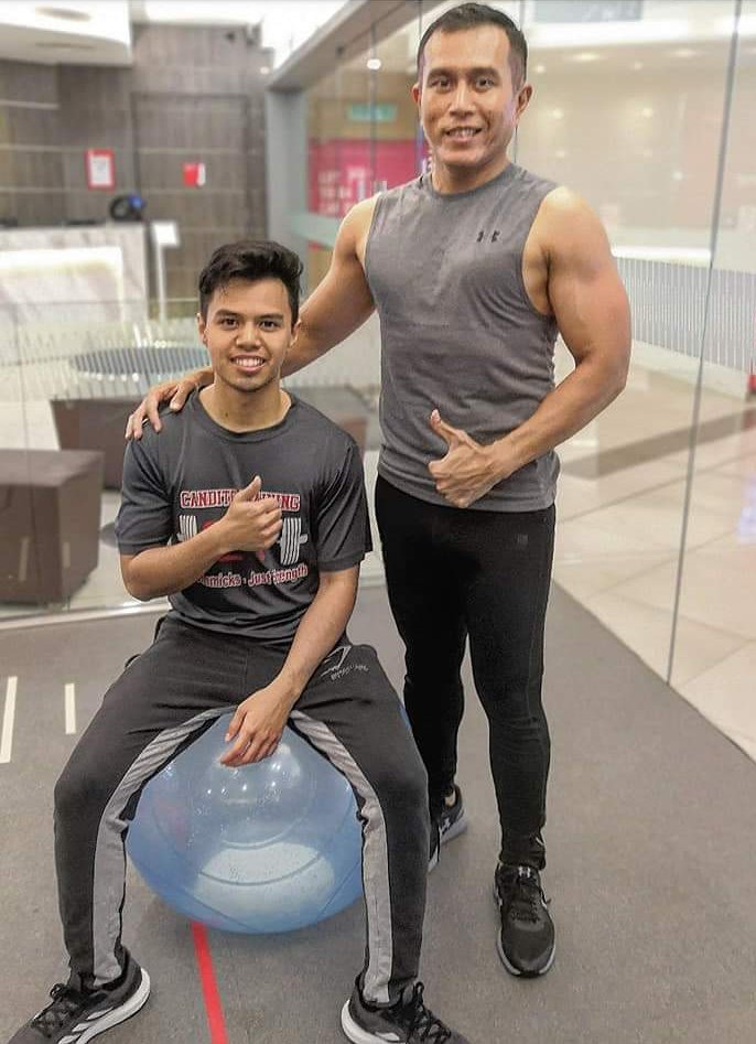 AbangOmar's tweet photo. Core strength Abs workout untuk Luqman
#kongsiilmu #shareknowledge #protege #pilates #bosuballastball
#corestrength #abworkout
#fitnessguys #gymfreak #fit
#fitnesslifestyle #fitnesslife
#instafitness #instaworkout
#instafitnessgram #instaabs
#untuksihatdemikesihatan https://t.co/LMvCnfaNu3