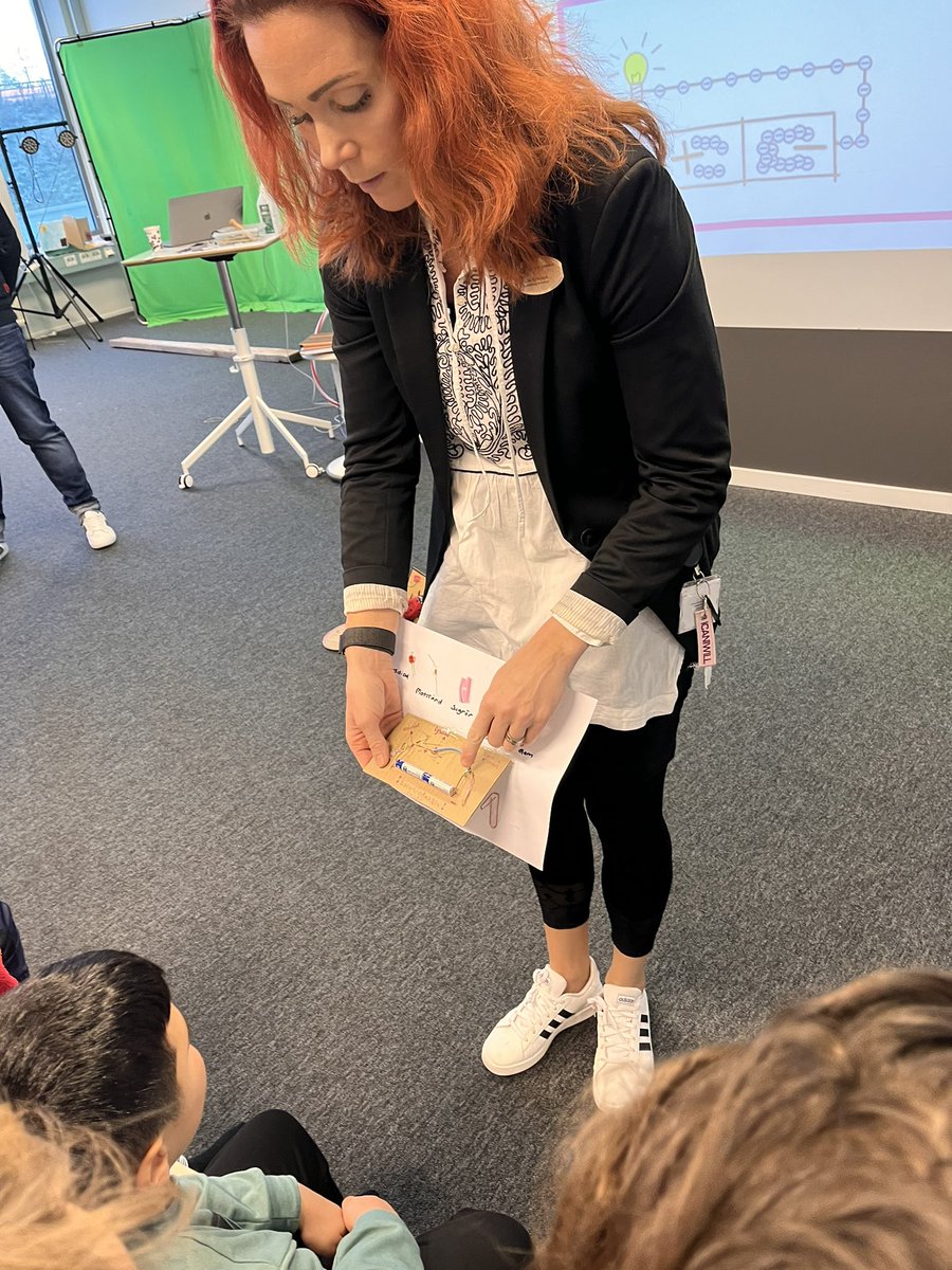 AnnaLundholm1's tweet photo. Så kul och lärorikt om återvinning, ellära och skapande på Sollentuna Makerzone idag under ledning av @SOLisaEriksson 🤩och @LindskogPetter🤩 Vi ser redan fram emot nästa besök. #klass2 #sofielund #solskol #maker Tack! https://t.co/rKuNnzCFQw