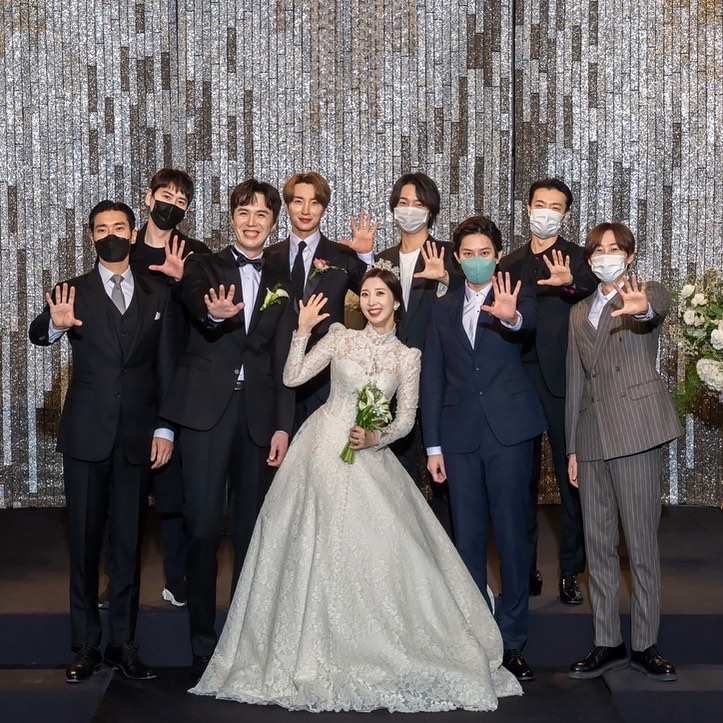SujuInsUpdates's tweet photo. - I have known them over 15 years, came to my #wedding do #macing , sing #celebratesong , #celebrate my wedding. So happy and you are all my brothers
#loveyouall and #thankyou"
#SuperJunior
https://t.co/r3yplWy2tV https://t.co/10AmLOhinp